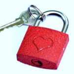 ключ с замком, с изображением сердца. фото