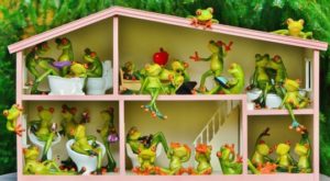 лягушки - соседи по дому. иллюстрация