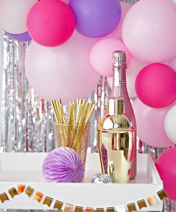 воздушные шары, шампанское  аксессуары для праздника. фото