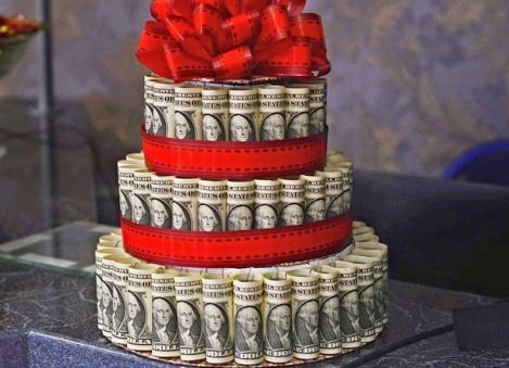 трехэтажный торт из банкнот. фото