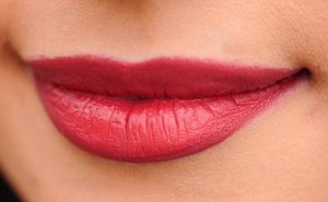 женские губы с помадой. фото
