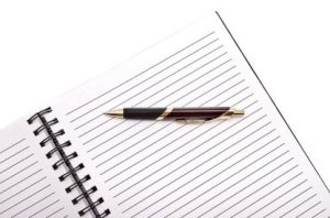 Ручка и листы бумаги (линованные). иллюстрация