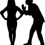 Мужской силуэт в просящей позе перед женским силуэтом. иллюстрация