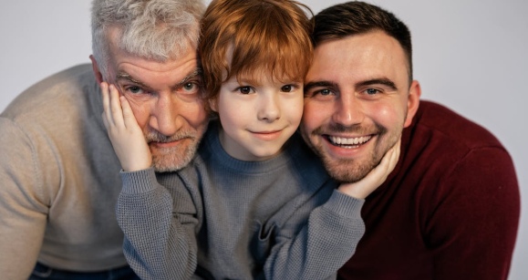Мальчик с дедушкой и папой. фото