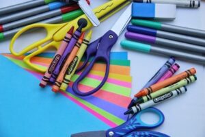 Цветная бумага, ножницы, карандаши. фото
