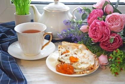 Тарелка с блинчиками, чашка с чаем. фото