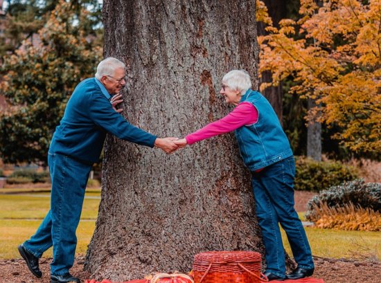 Мужчина и женщина пенсионного возраста держатся за руки. фото