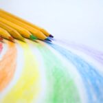 6 цветных карандашей на бумаге. фото