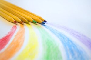 6 цветных карандашей на бумаге. фото