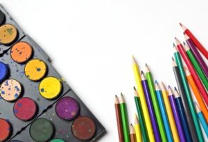 Разноцветные краски и карандаши. фото