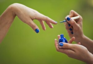 Ногти окрашивают синим лаком. фото