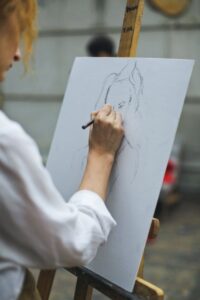 Женская рука рисует карандашом. фото