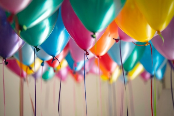 Масса разноцветных воздушных шаров. фото