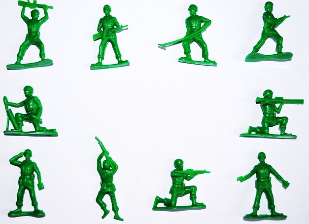 Статуэтки военных в разных позах. иллюстрация