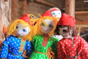 Тряпичные куклы с волосами из ниток. фото