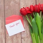 Тюльпаны красного цвета с красным конвертом. фото