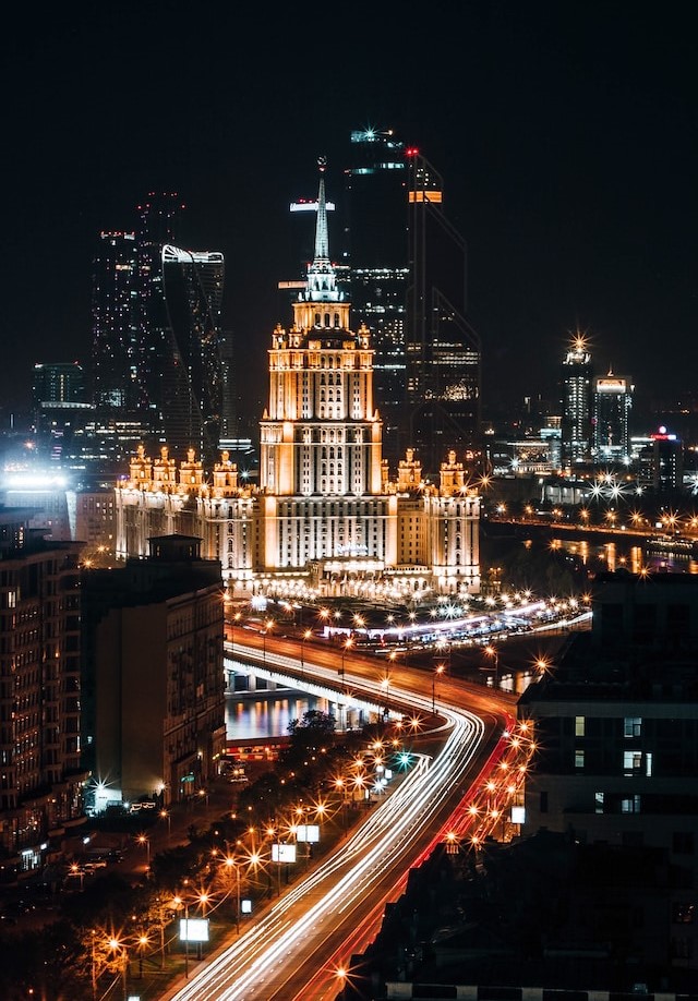 Вид на крупное здание ночного мегаполиса. фото