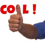 Красная надпись "Cool!" и палец вверх со смайлом. иллюстрация