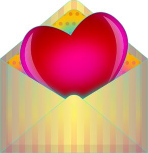 Сердце виднеется из полосатого конверта. иллюстрация