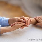 Две руки лежат поверх двух других рук. фото